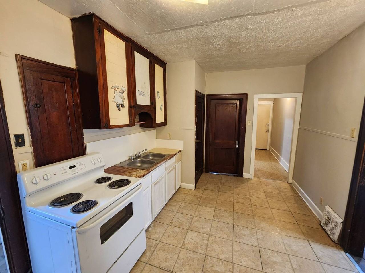 1816 E 34th St - Photo 5 of 31