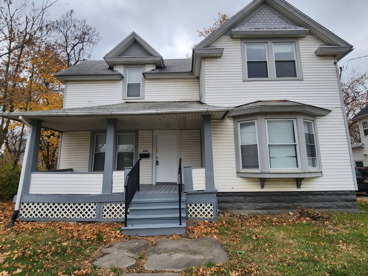 1774 Oakdale Ave - Photo 2 of 32