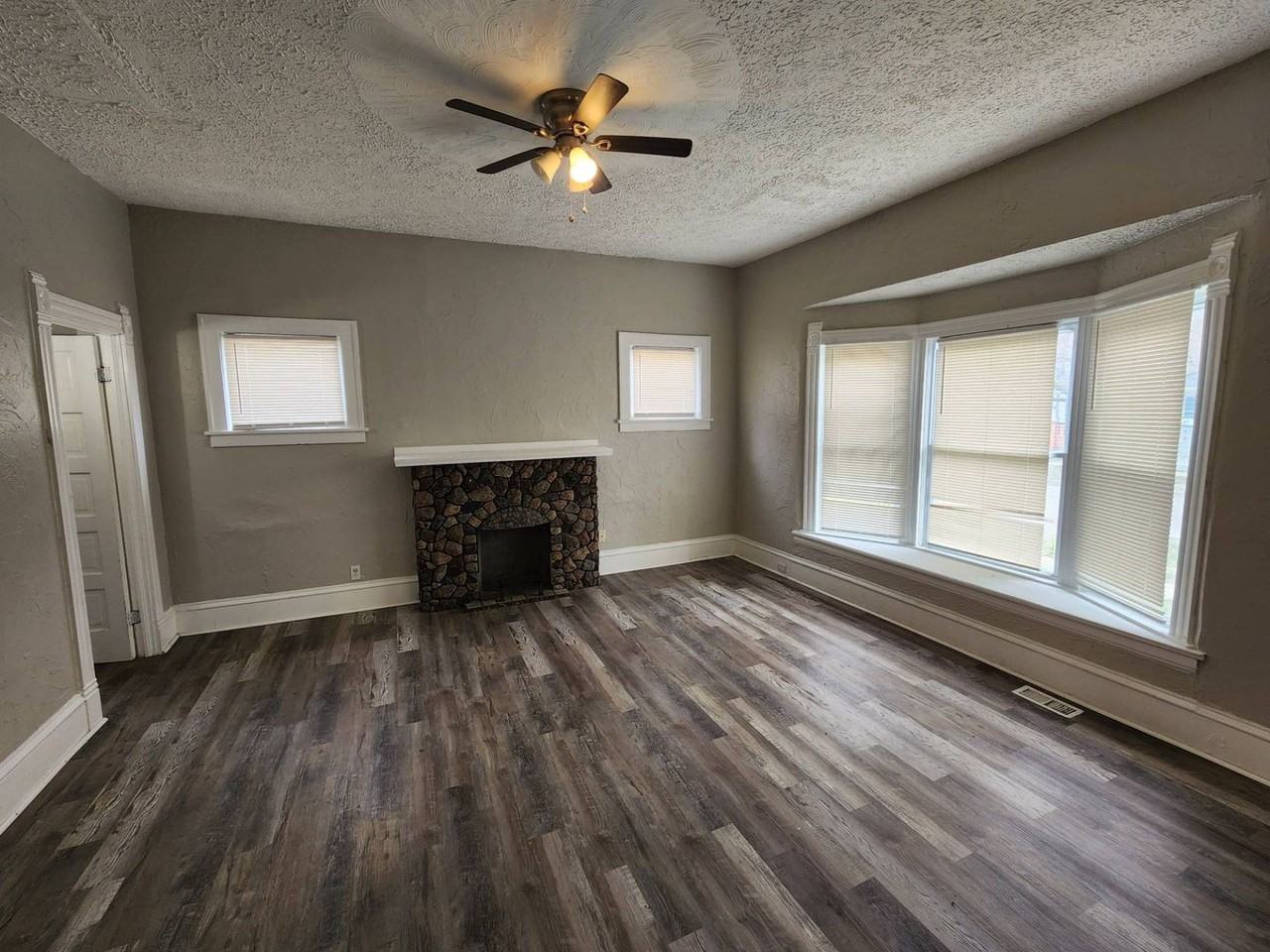 1774 Oakdale Ave - Photo 4 of 32