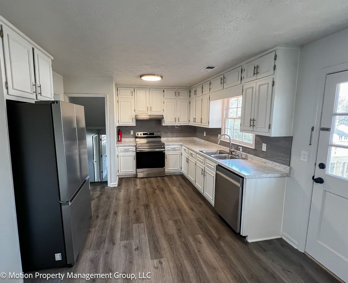 1330 Hillcrest Dr - Photo 3 of 12