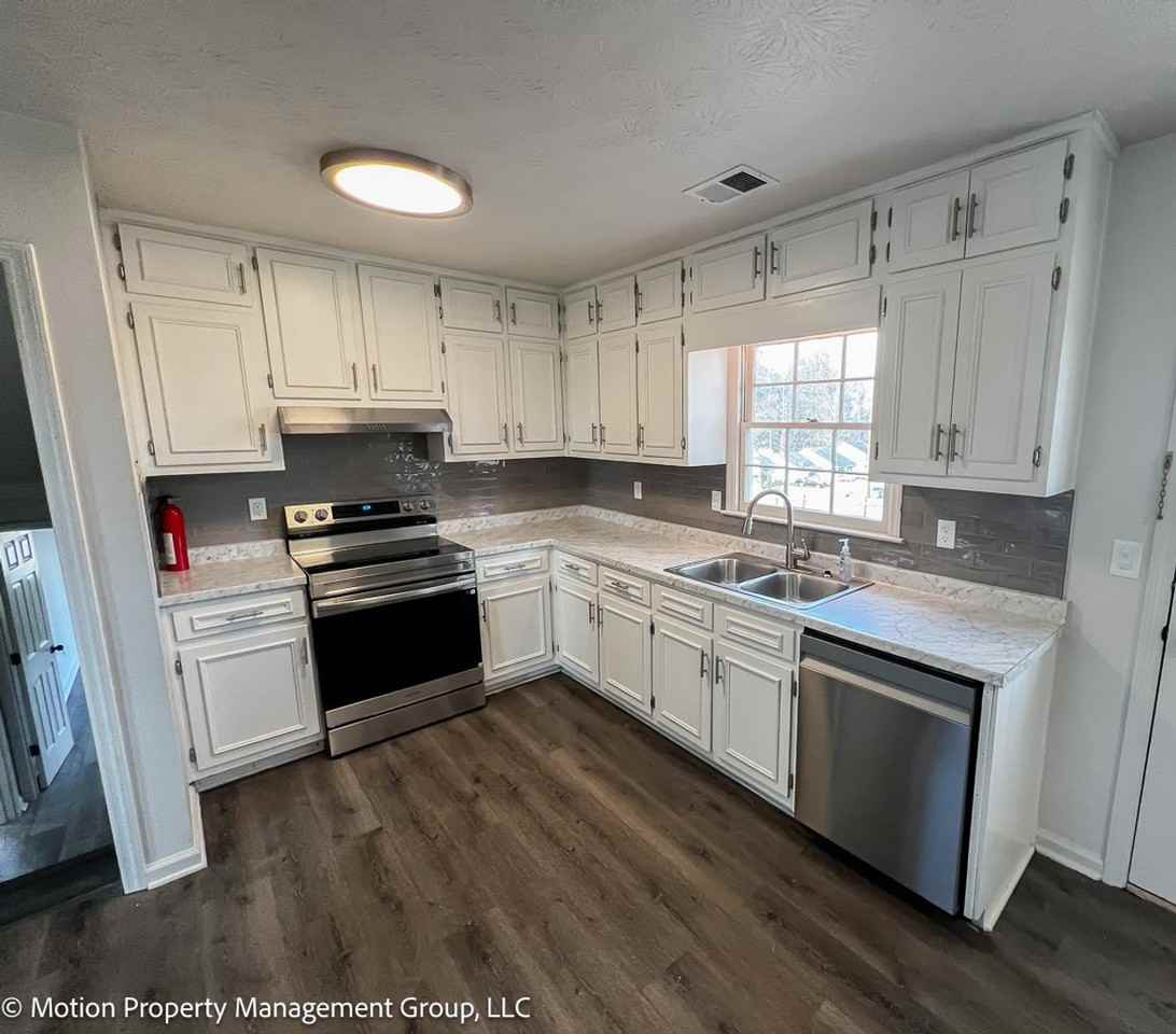 1330 Hillcrest Dr - Photo 4 of 12