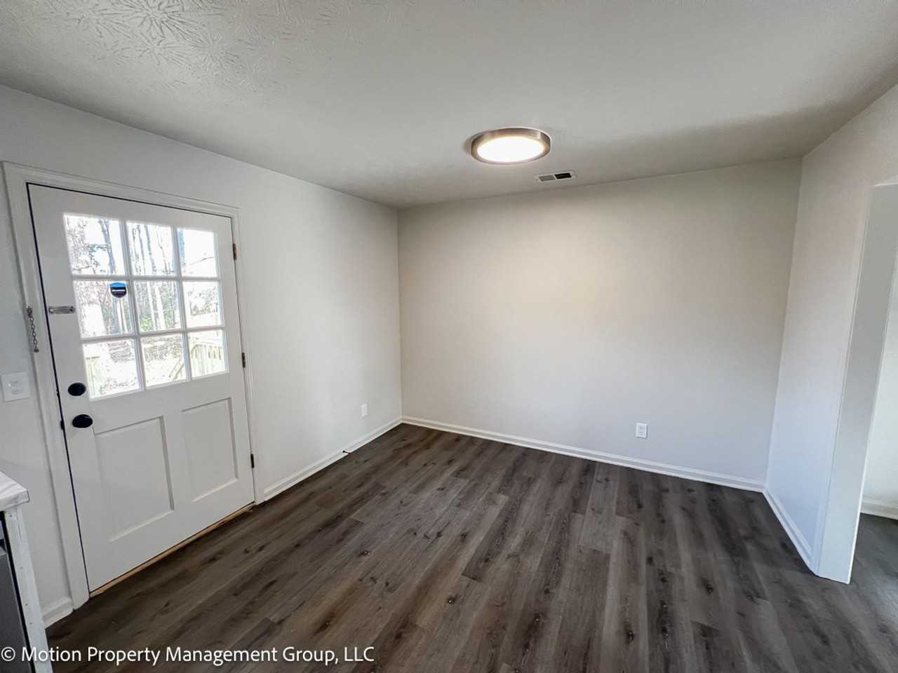 1330 Hillcrest Dr - Photo 5 of 12