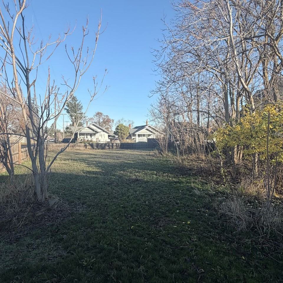 2216 N Oak St - Photo 3 of 15