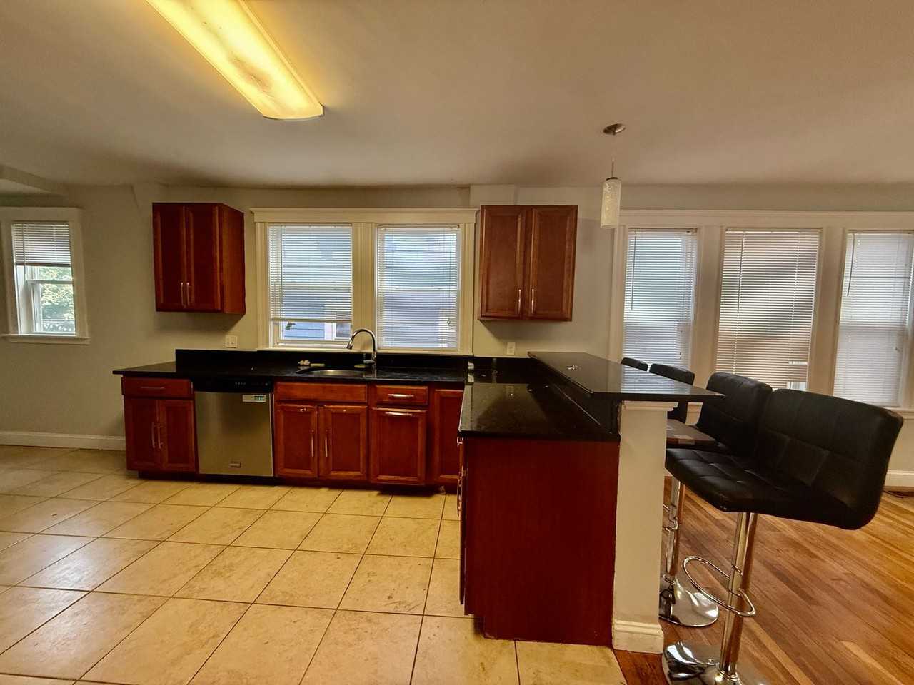 224 Nott St - Photo 2 of 12