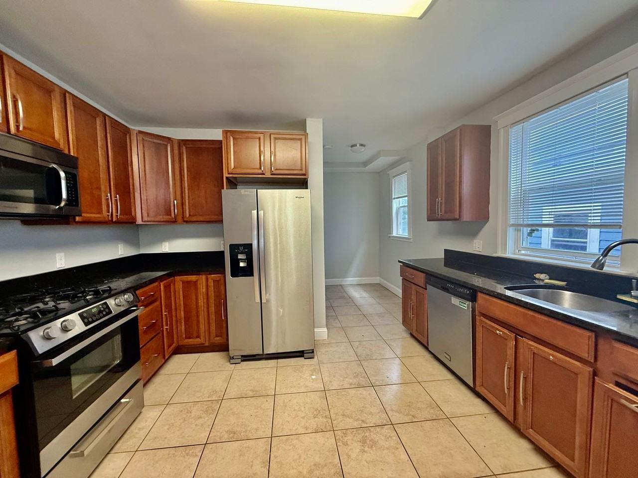 224 Nott St - Photo 4 of 12