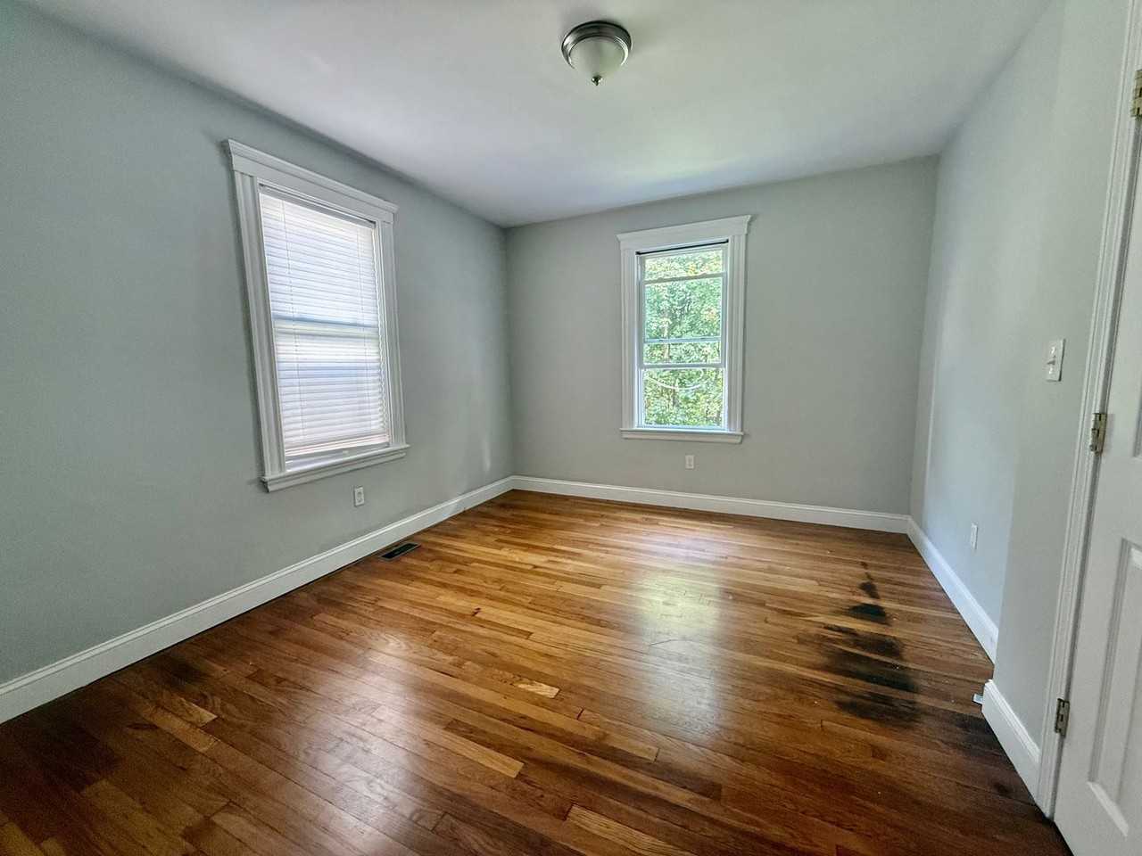 224 Nott St - Photo 5 of 12