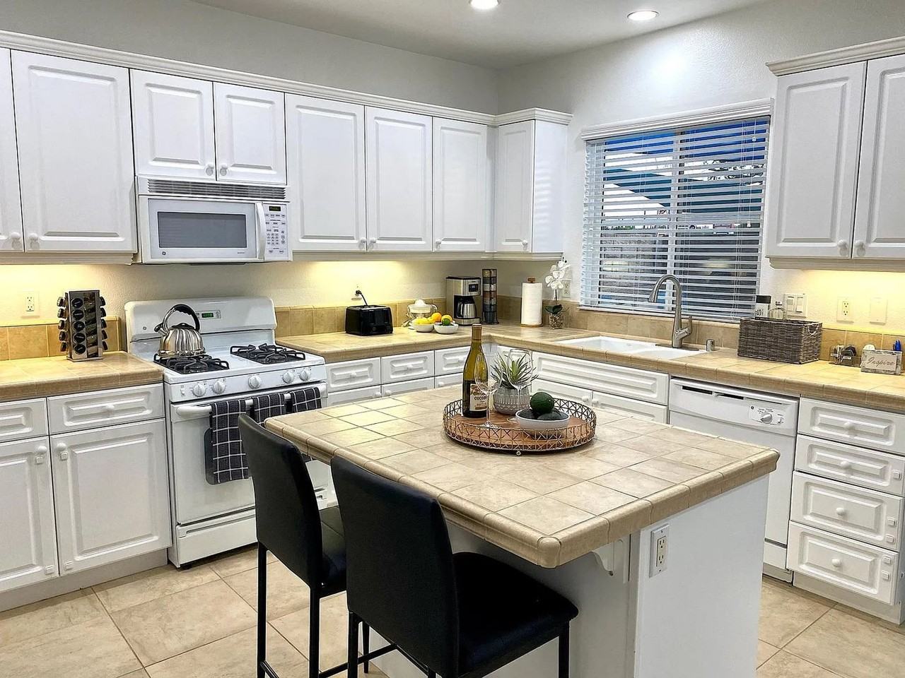 407 Swansea Gln - Photo 7 of 17