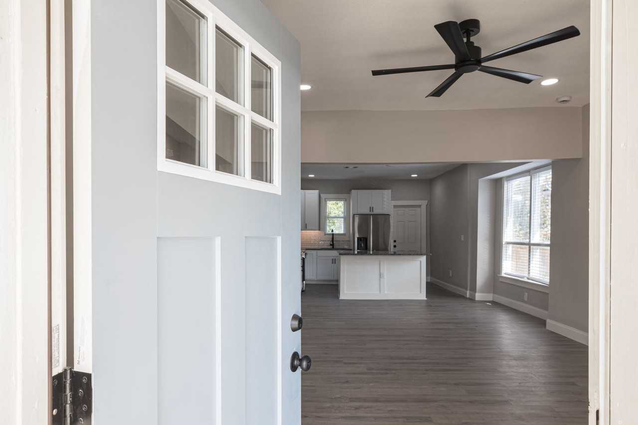 2703 College Street - Photo 5 of 24