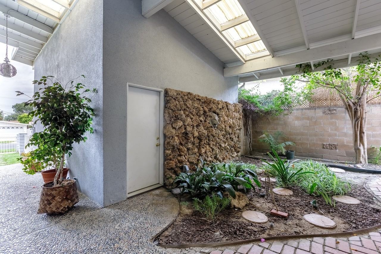 17249 Flanders Street - Photo 5 of 26