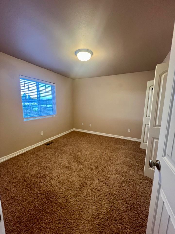 4751 Harmon Ave - Photo 5 of 24