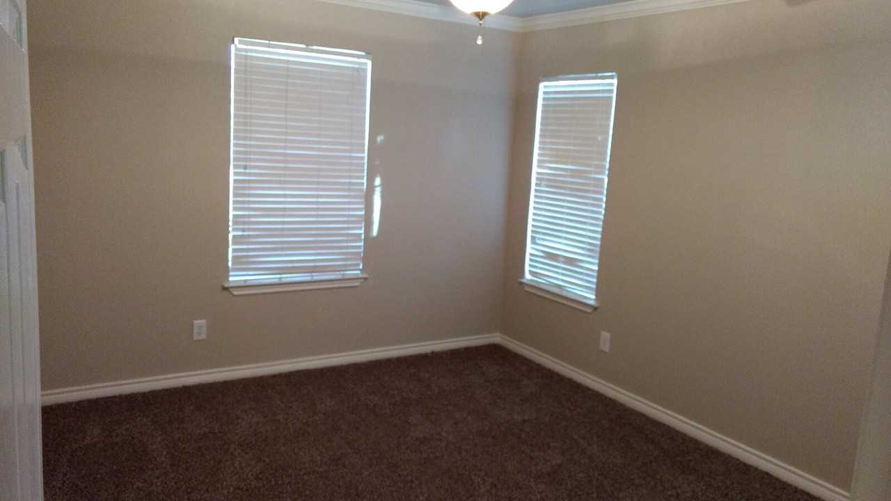 3015 32nd St - Photo 7 of 17