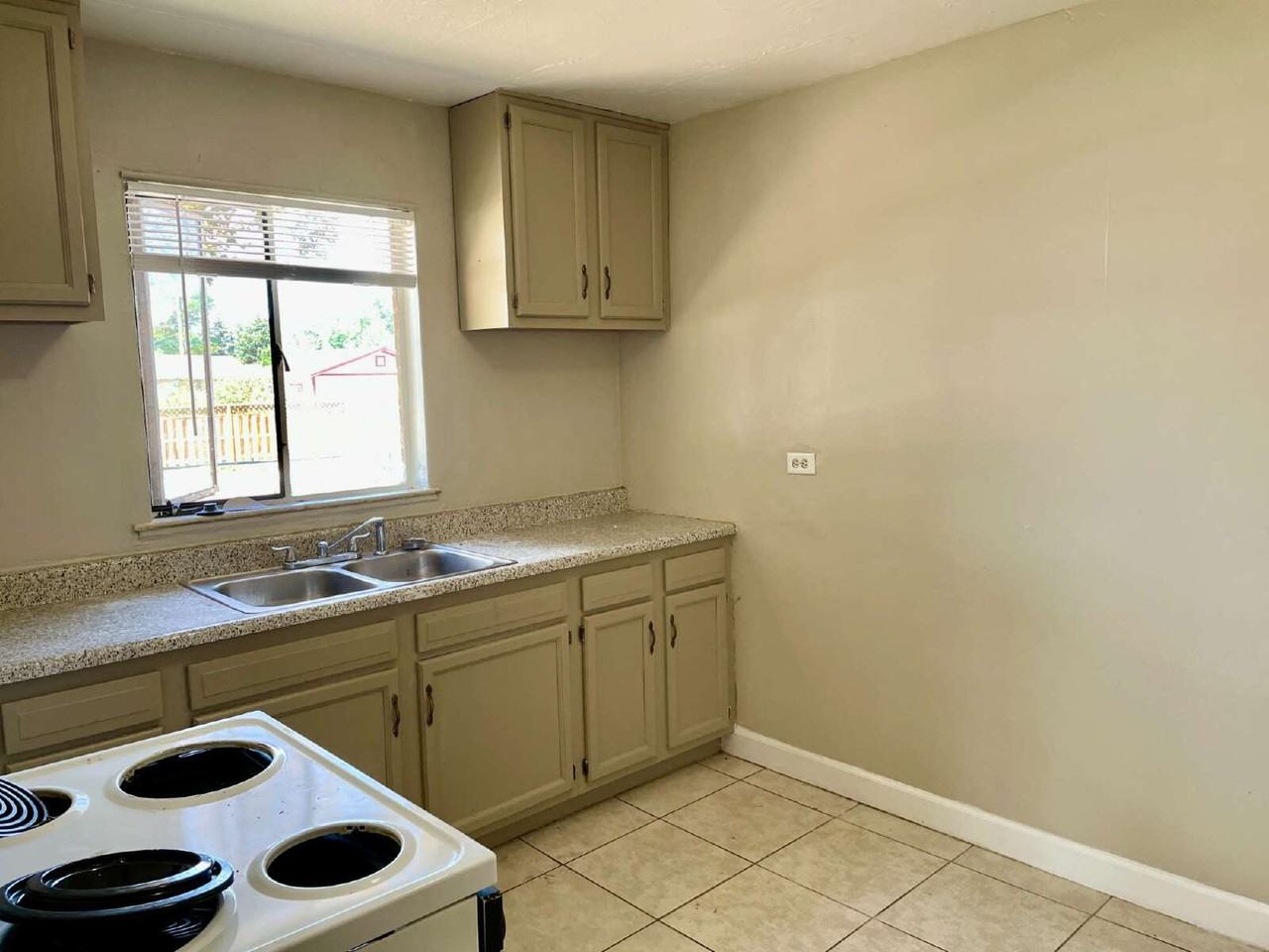2590 Oneida St - Photo 2 of 41