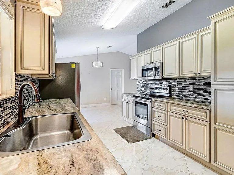 6225 Banyan St - Photo 6 of 26