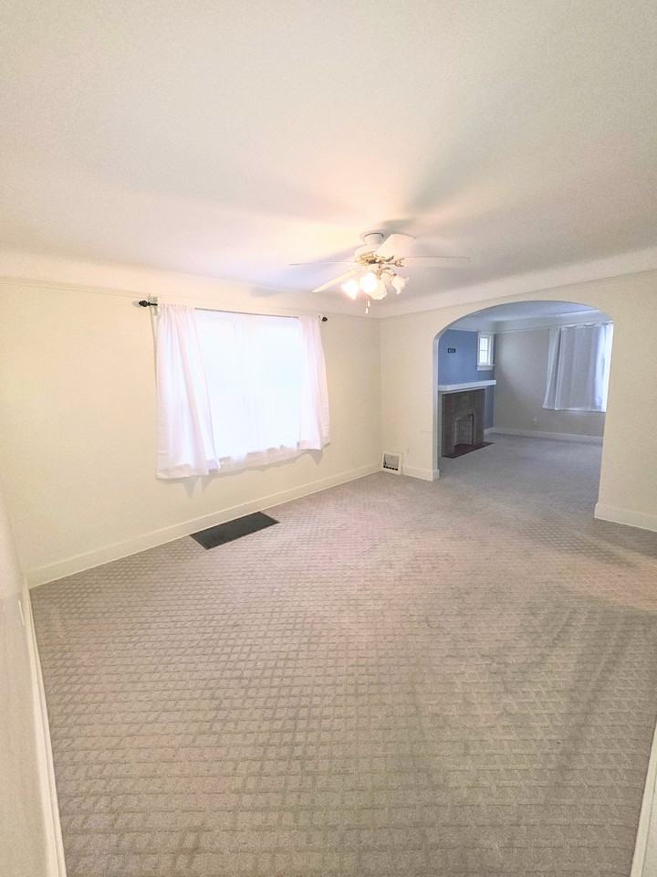 2337 Burnside Ave - Photo 4 of 10