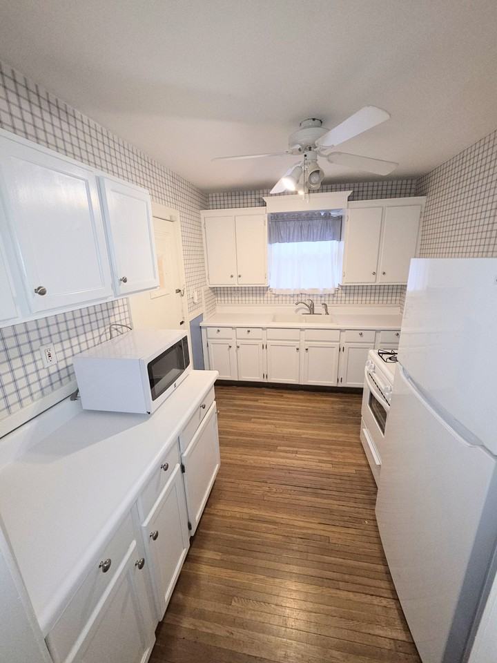 2337 Burnside Ave - Photo 6 of 10