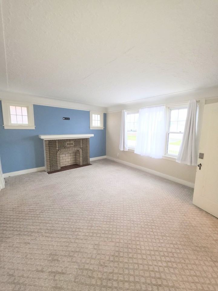 2337 Burnside Ave - Photo 3 of 10