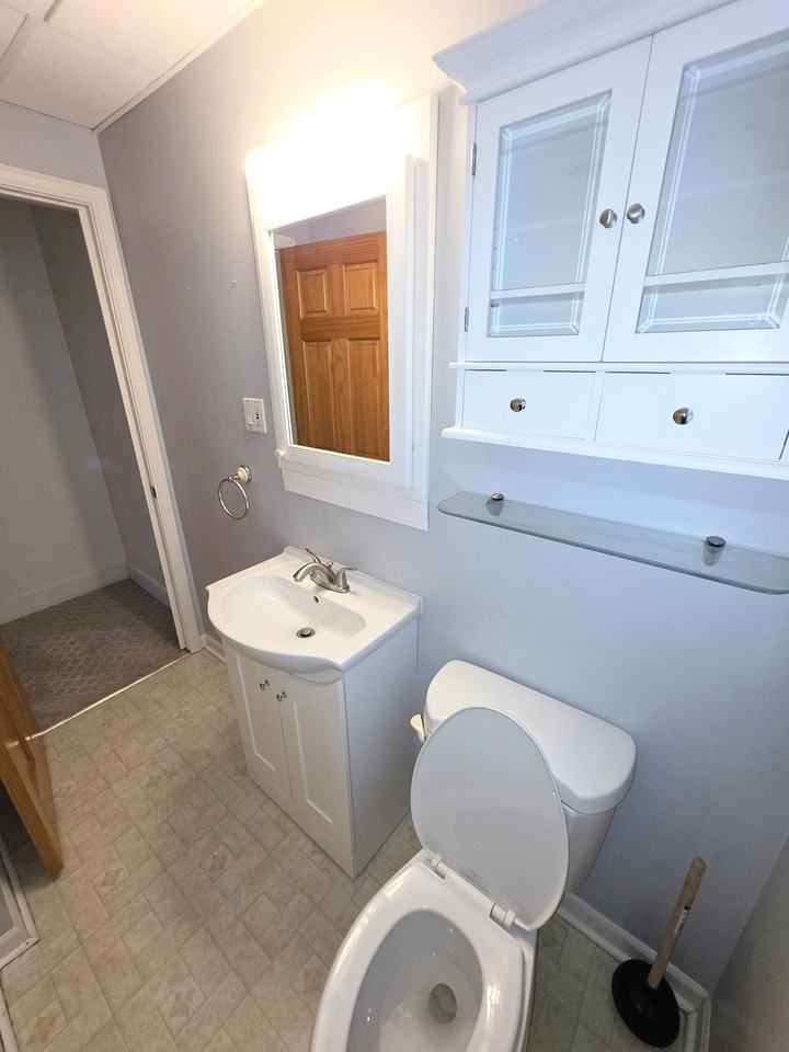 2337 Burnside Ave - Photo 5 of 10