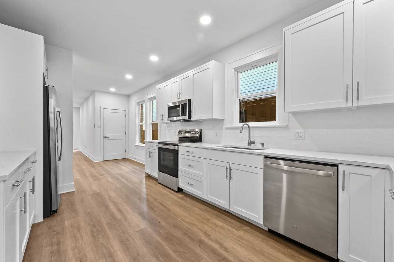 910 W 22nd 1/2 St - Photo 4 of 35