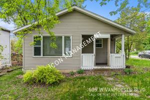 featured image of 609 W VanHoesen Blvd