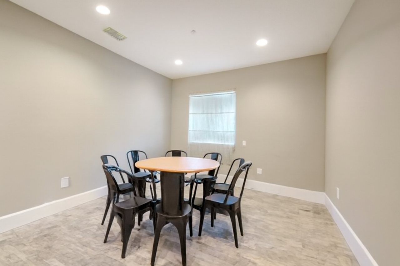 1212 W. 37th Drive - Photo 3 of 26