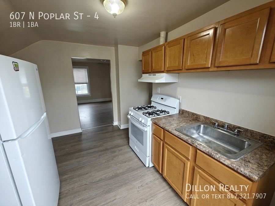 607 N Poplar St #4 - Photo 3 of 10