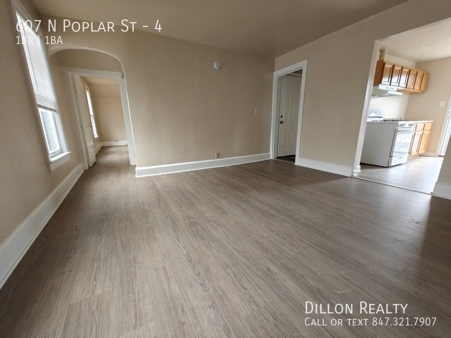 607 N Poplar St #4 - Photo 6 of 10