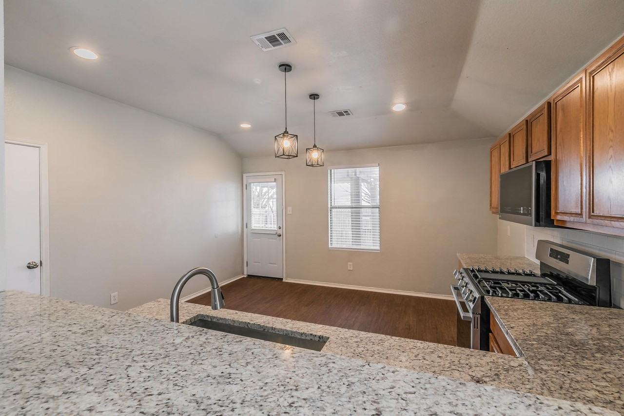 8054 Raleigh Dr - Photo 3 of 20