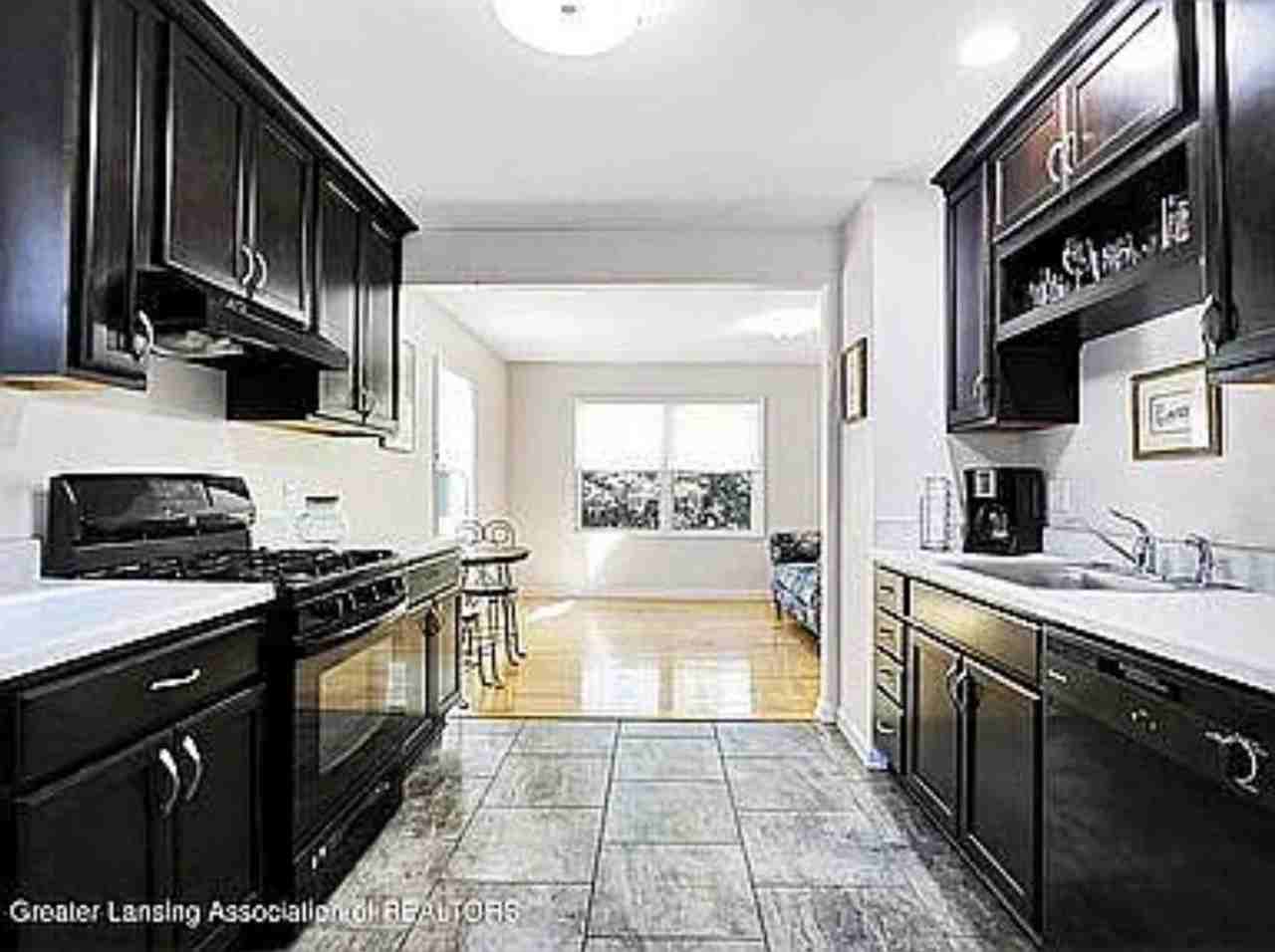 331 West Saginaw Street - Photo 4 of 49