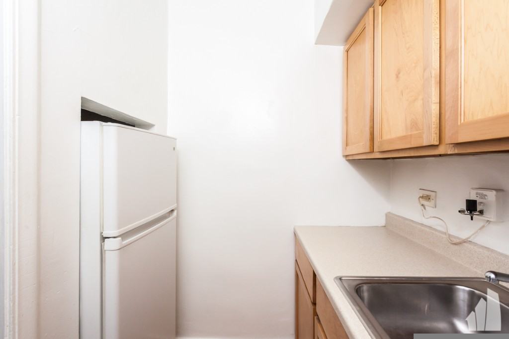 536 West Arlington Place #211 - Photo 4 of 9