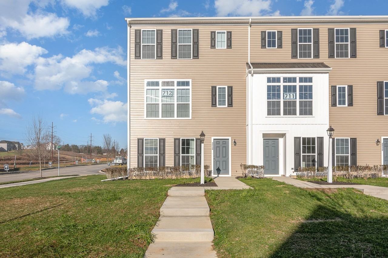 3246 Parade St - Photo 2 of 30