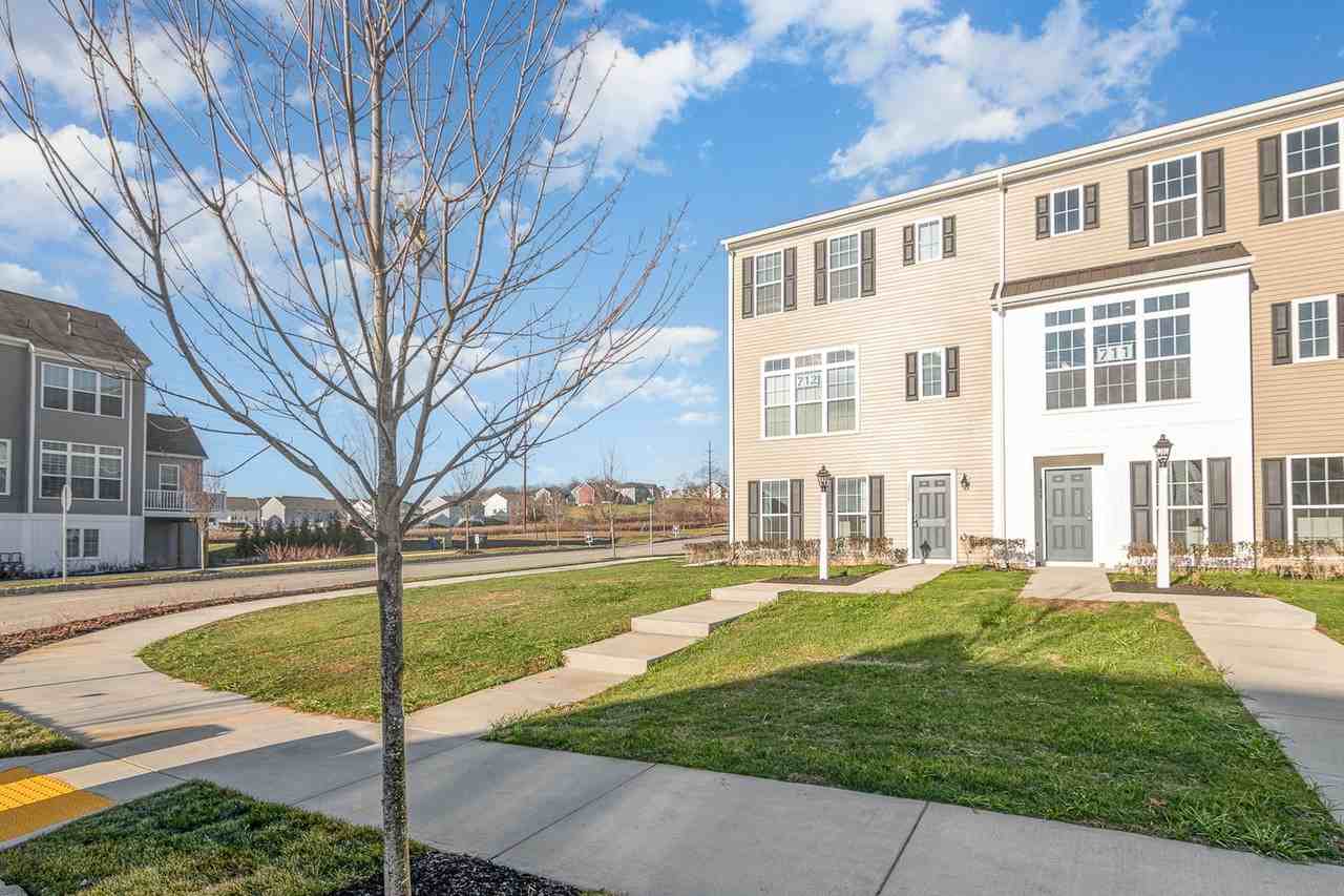 3246 Parade St - Photo 4 of 30