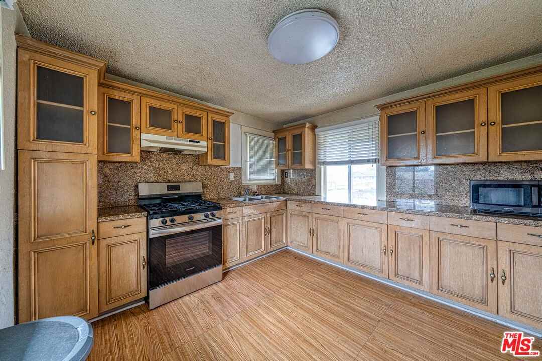 1677 South Harvard Boulevard - Photo 3 of 19