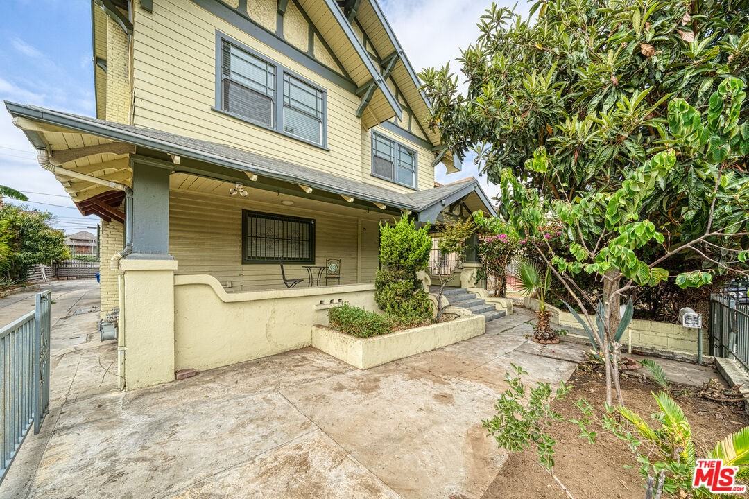 1677 South Harvard Boulevard - Photo 4 of 19