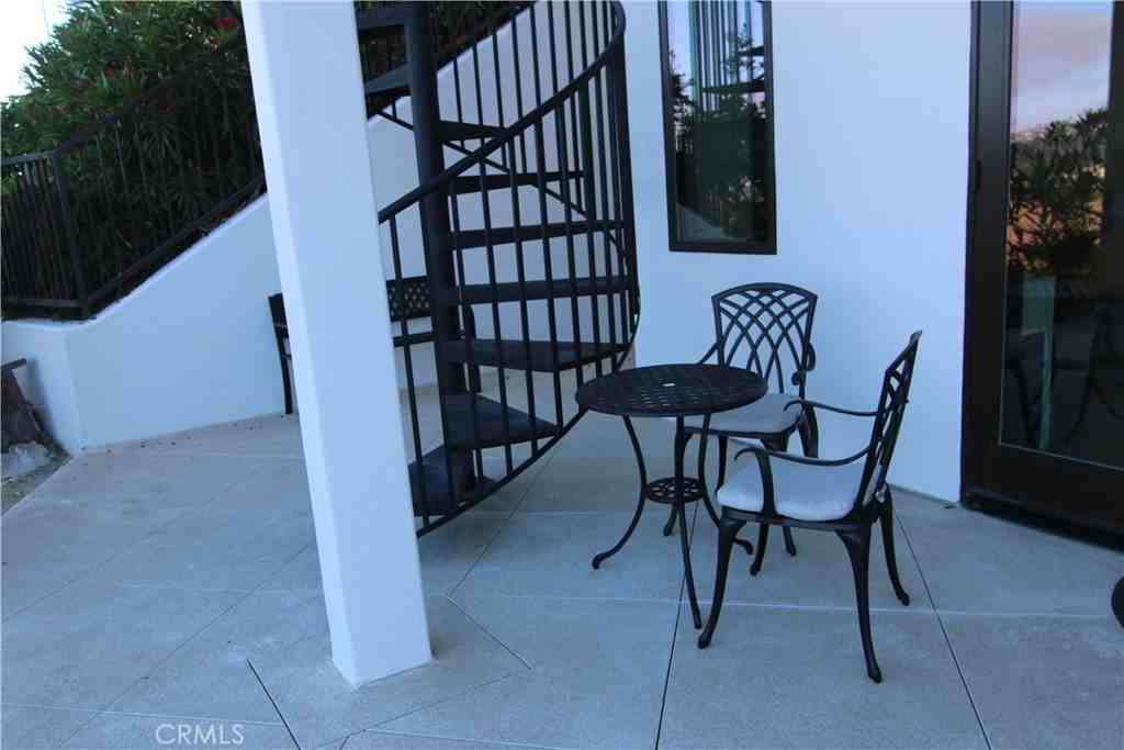 1515 Tahiti Ave #1515B - Photo 6 of 19