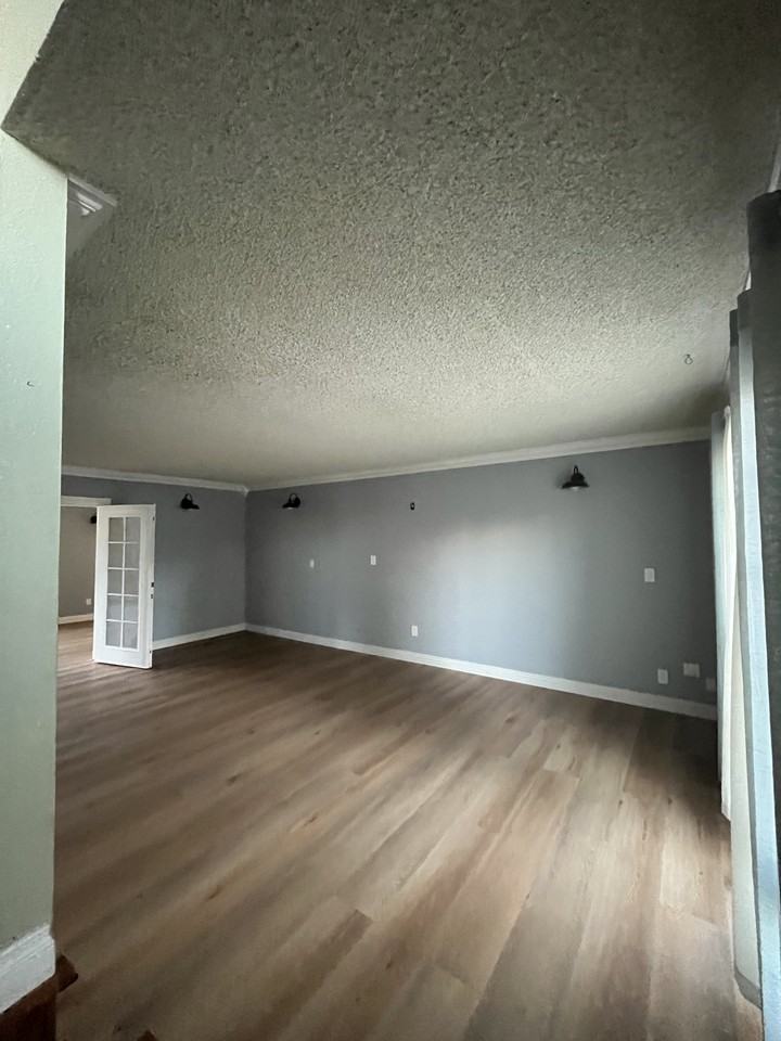 22240 Wyandotte Street - Photo 6 of 50