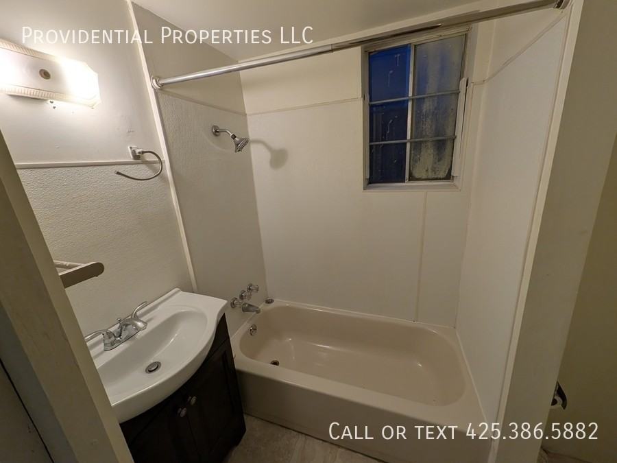 2468 S College St #D - Photo 4 of 6