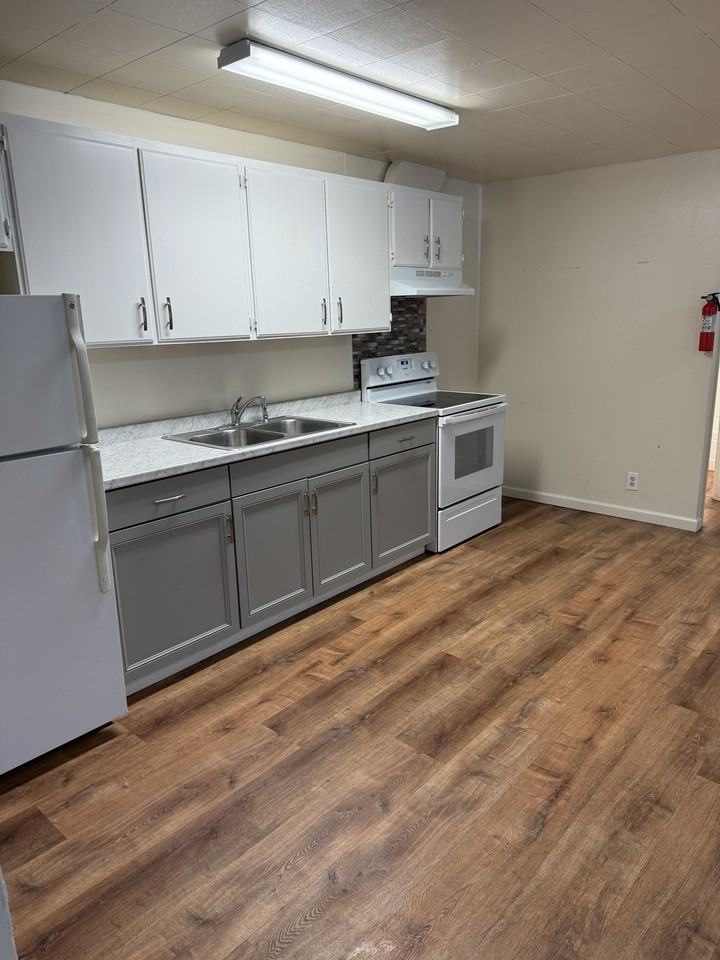 925 Gilmore Street* - Photo 3 of 9