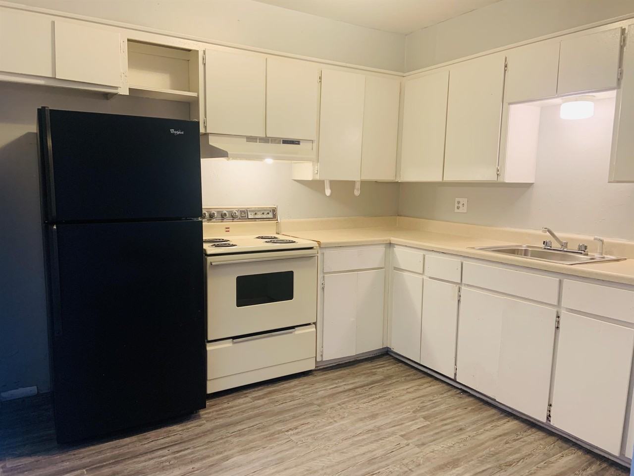 English Village - Photo 3 of 40