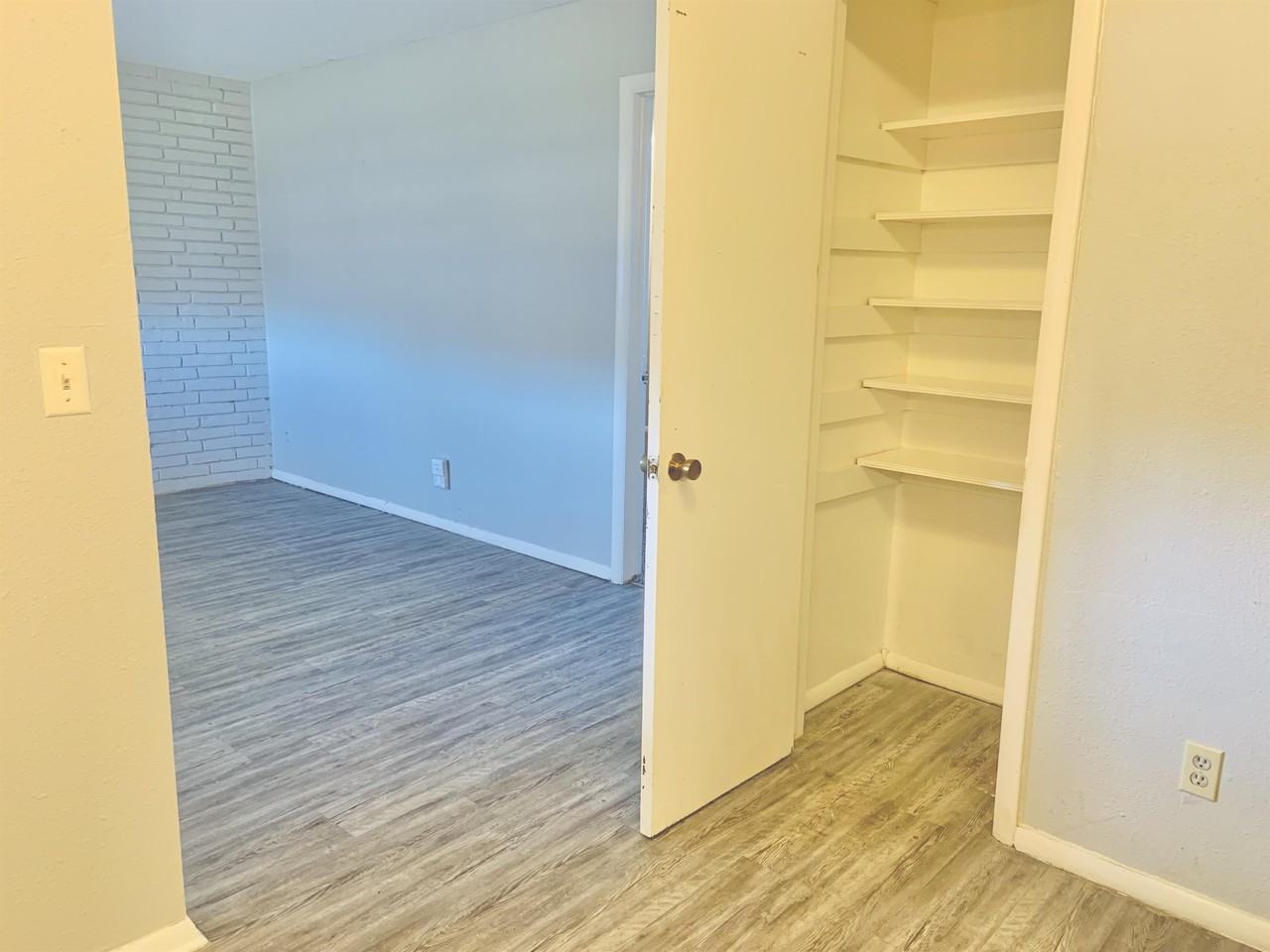 English Village - Photo 4 of 40