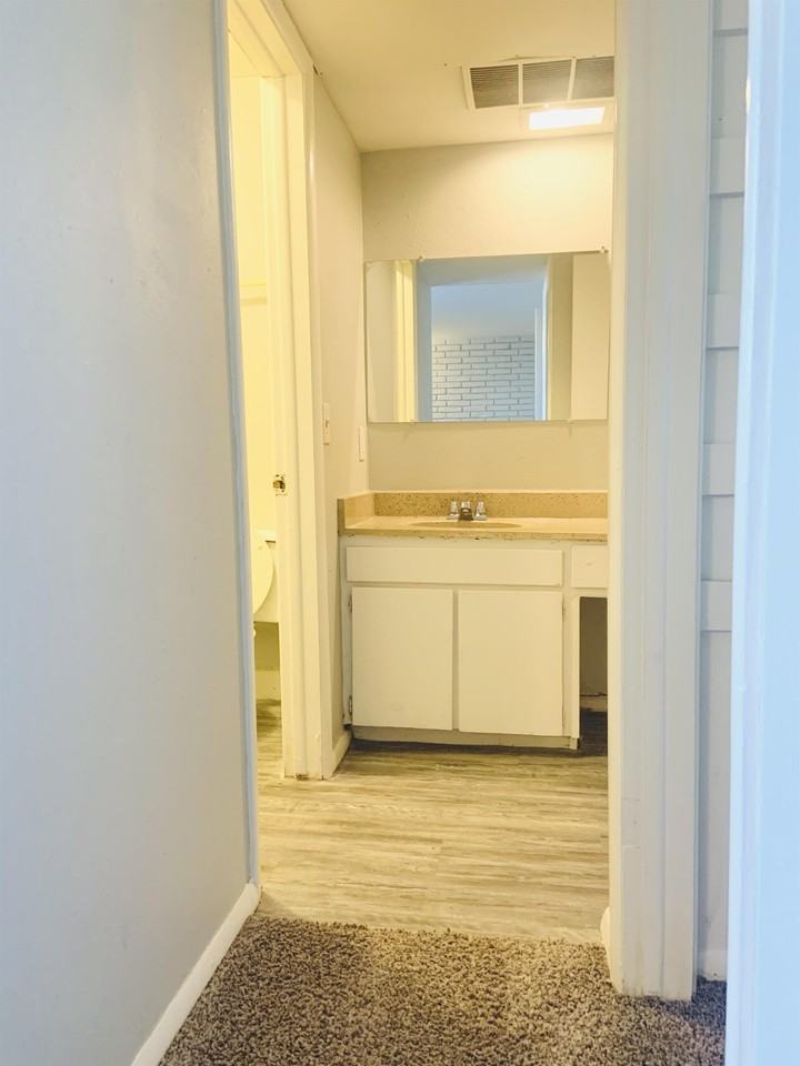 English Village - Photo 7 of 40