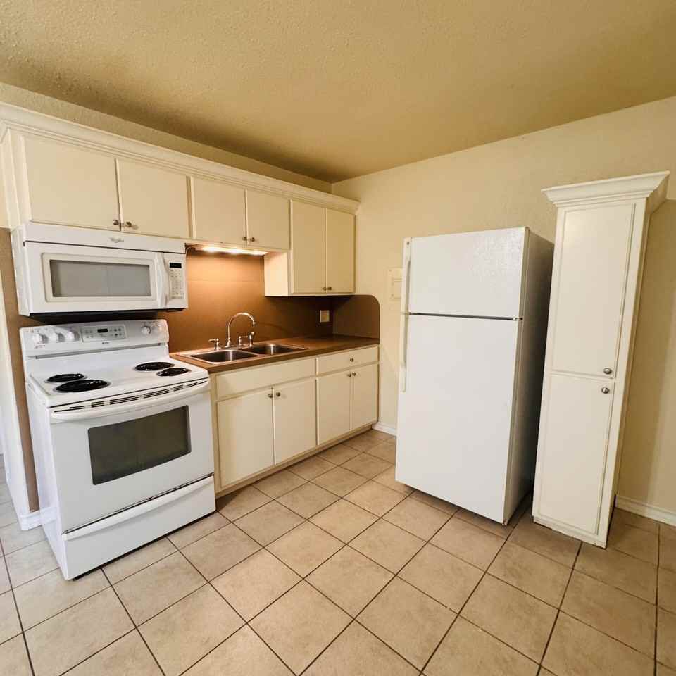 2094 Texas Ave - Photo 4 of 10