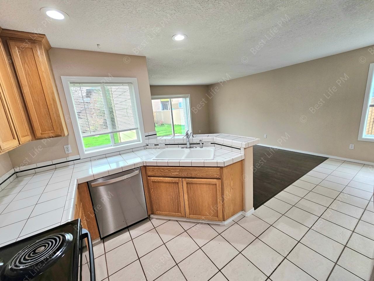 471 South Pine Street (10041) - Photo 5 of 30