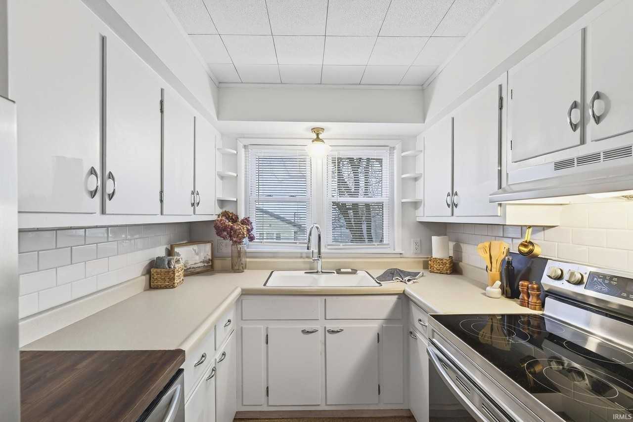 201 W Church Ln - Photo 2 of 21