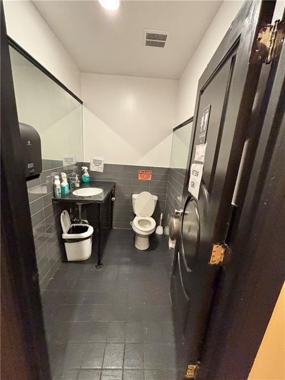 1221 Bay St - Photo 5 of 9