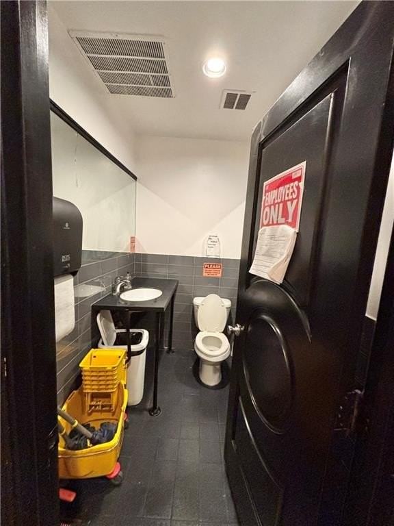 1221 Bay St - Photo 6 of 9