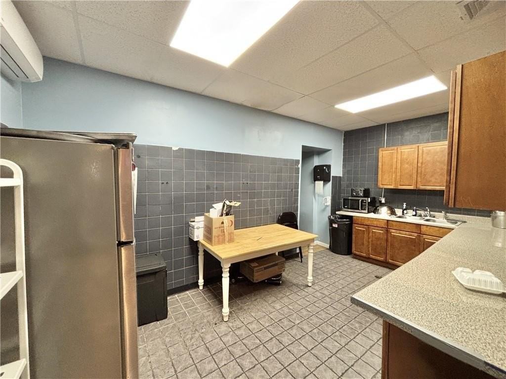 1221 Bay St - Photo 7 of 9