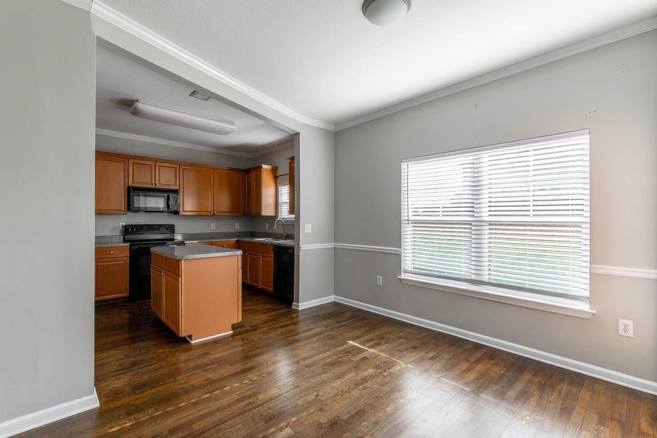 6105 Regency Ct - Photo 7 of 37