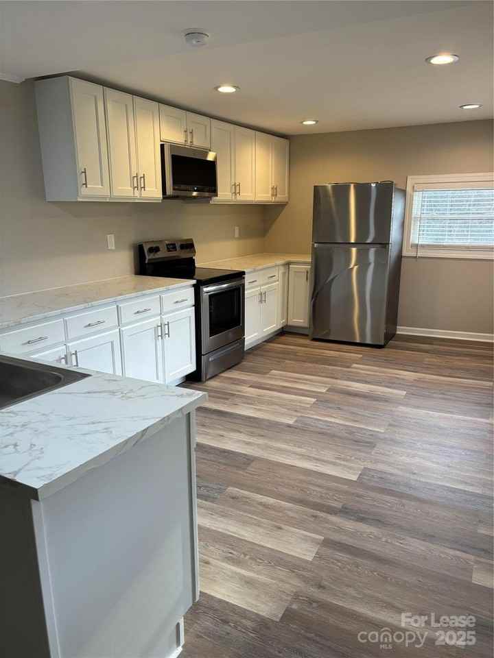 242 John C Rd - Photo 4 of 28