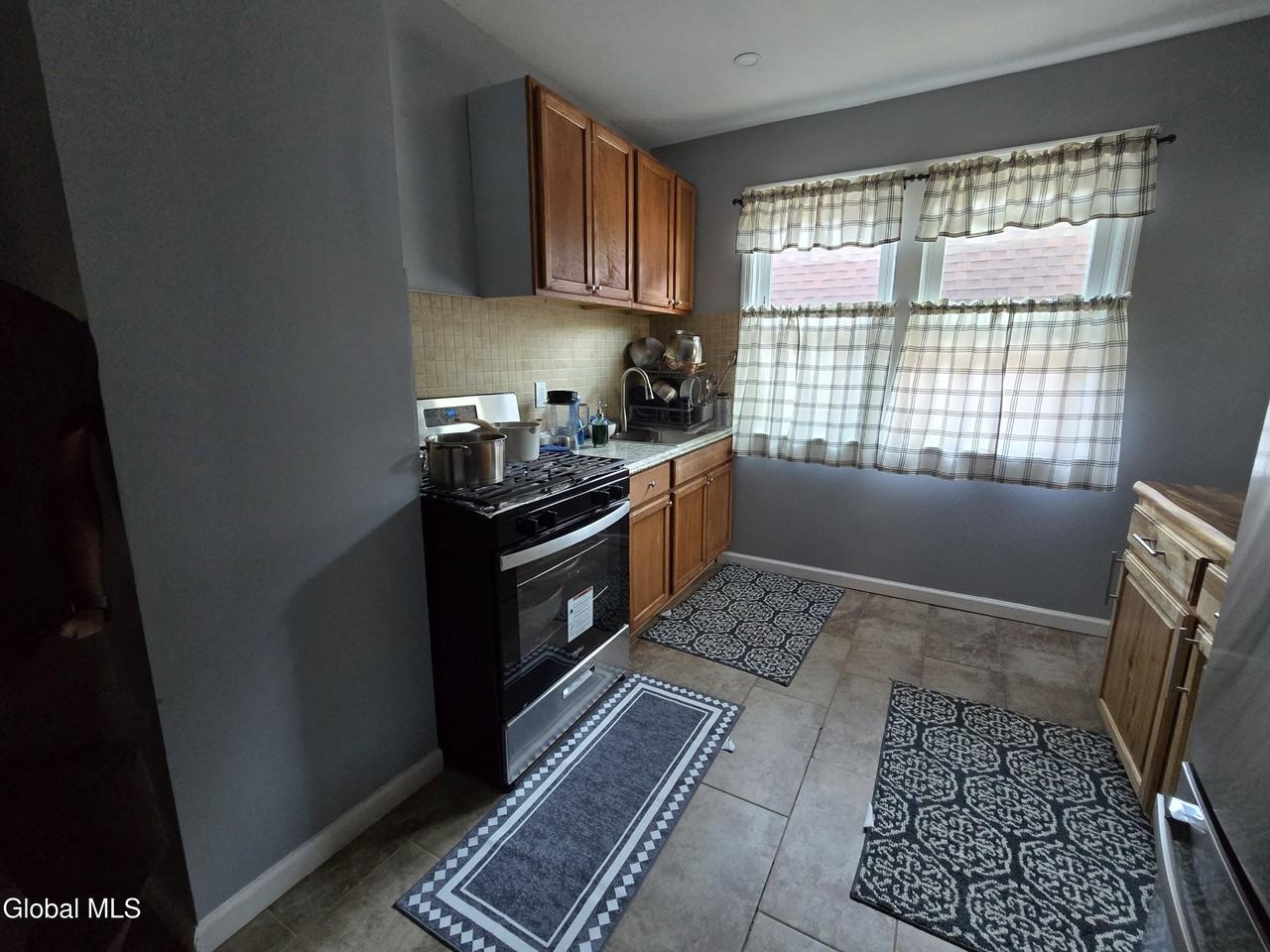 231 Division St - Photo 6 of 9