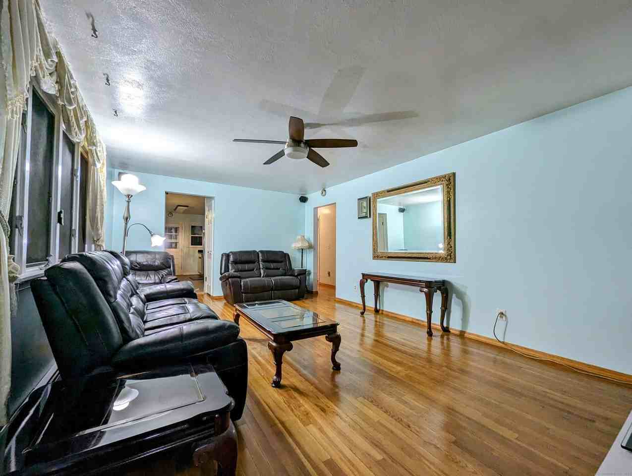 14 Stuart Dr - Photo 4 of 21